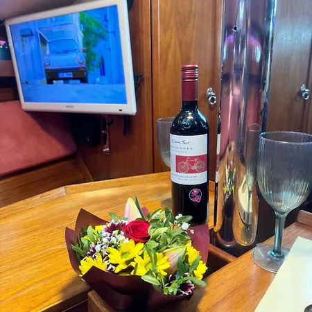 Botel Private Yacht In The Heart Of Talin