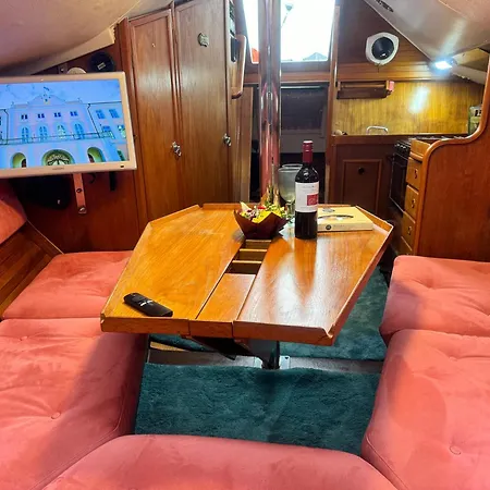 Private Yacht In The Heart Of Bateau-hôtel