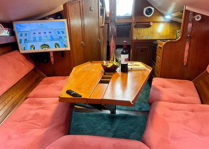 Private Yacht In The Heart Of Bateau-hôtel