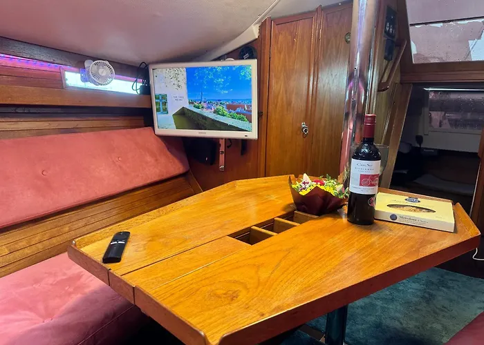 Botel Private Yacht In The Heart Of