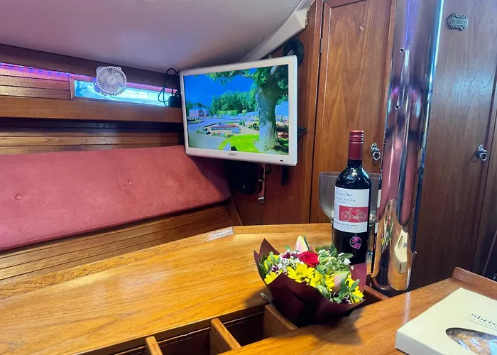 Private Yacht In The Heart Of Bateau-hôtel *