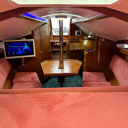 بوتيل Private Yacht In The Heart Of
