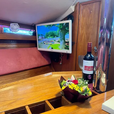 Private Yacht In The Heart Of Ботель *